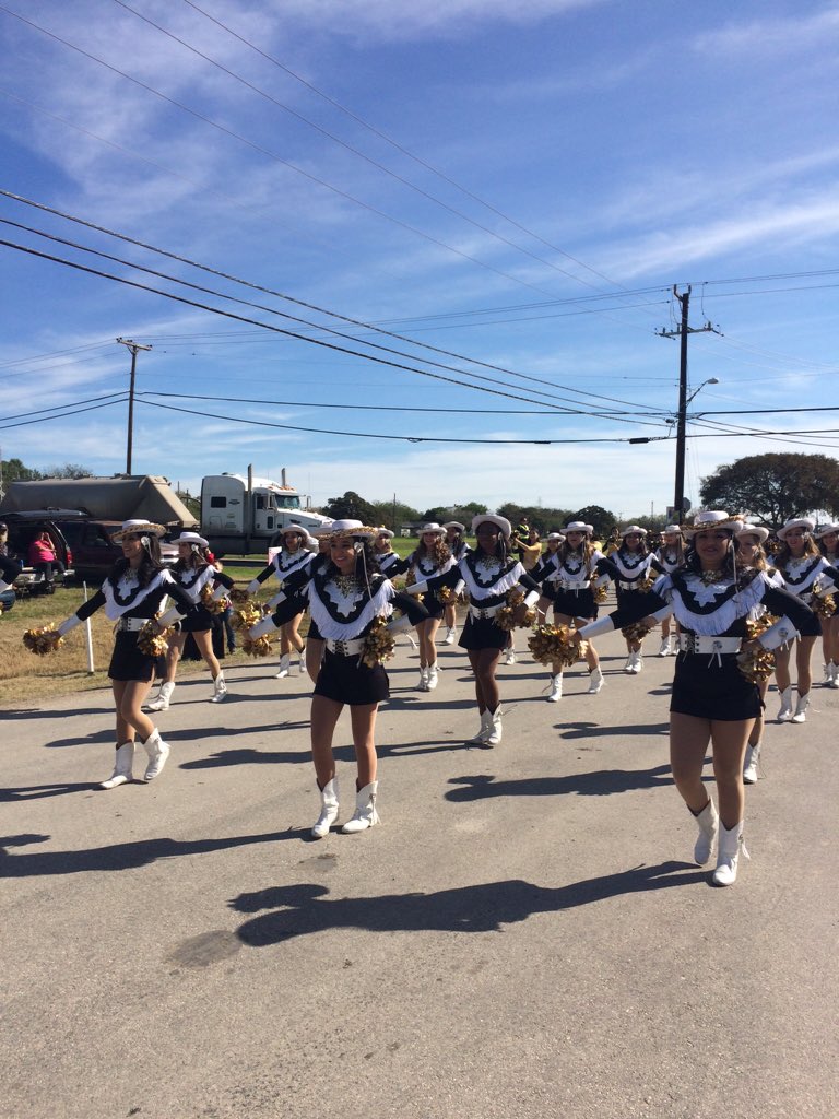 ECHShornets's tweet photo. Elmendorf Christmas Parade 2015 #ECHSstrong #ECHSbees #HornetPride https://t.co/OhU7pyQqvW