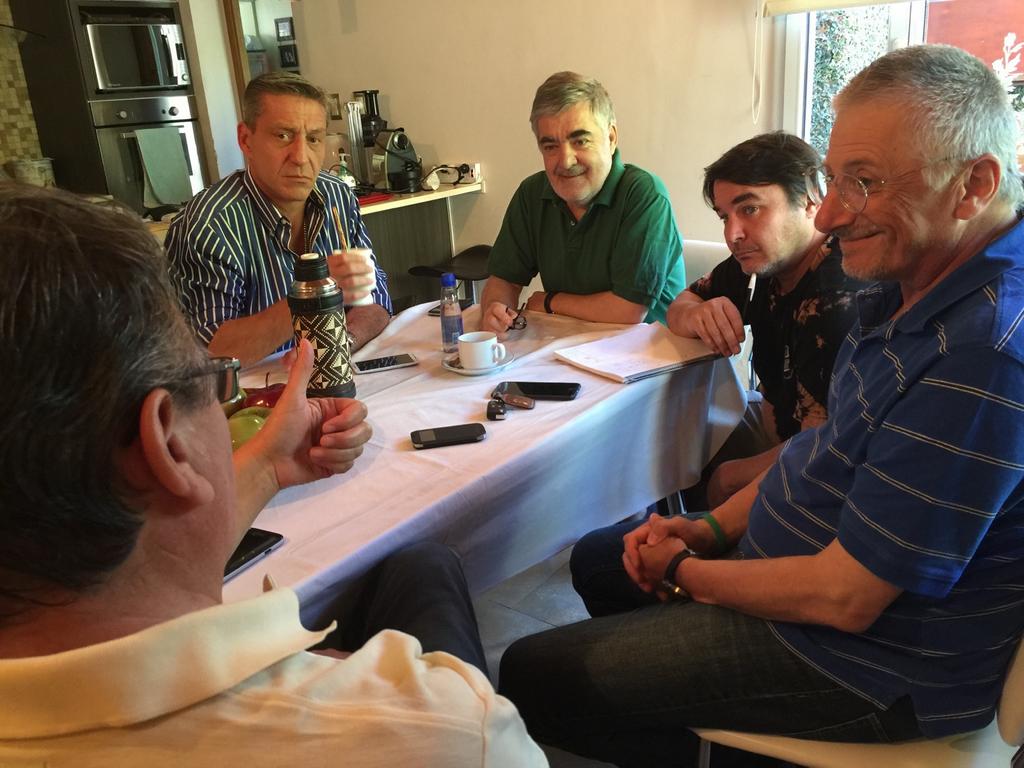 mariodasneves's tweet photo. Reunido con @Arcioni2015ok @peruzzotticivil #Cisterna y @gcarpinteroOk ultimando detalles de cara al 10/12. #Chubut https://t.co/37ppOM9ebu