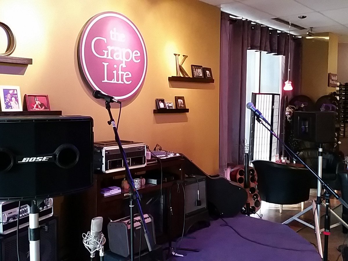 TheGrapeLife's tweet photo. The Carefree Highwaymen take the Grape Life stage at 8 p.m. https://t.co/MHJ1ozJAGt