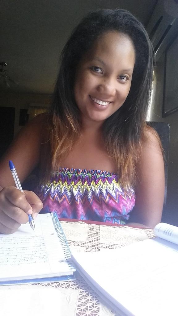 natmarvic1's tweet image. Trying to look...#beautywithbrains lol. #studythings