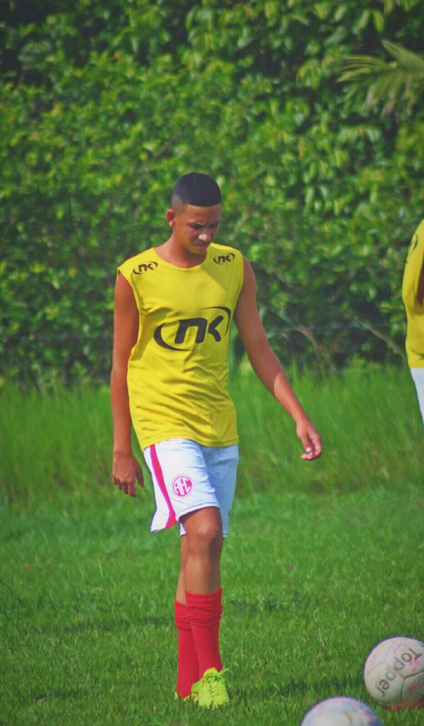 Leeandro_99's tweet photo. Um dia chorei pois não tinha tênis pra jogar futebol, um dia vi um homem sem pé e percebi o quão rico eu era 🙏🏾⚽️ https://t.co/d4ynA8hX3F