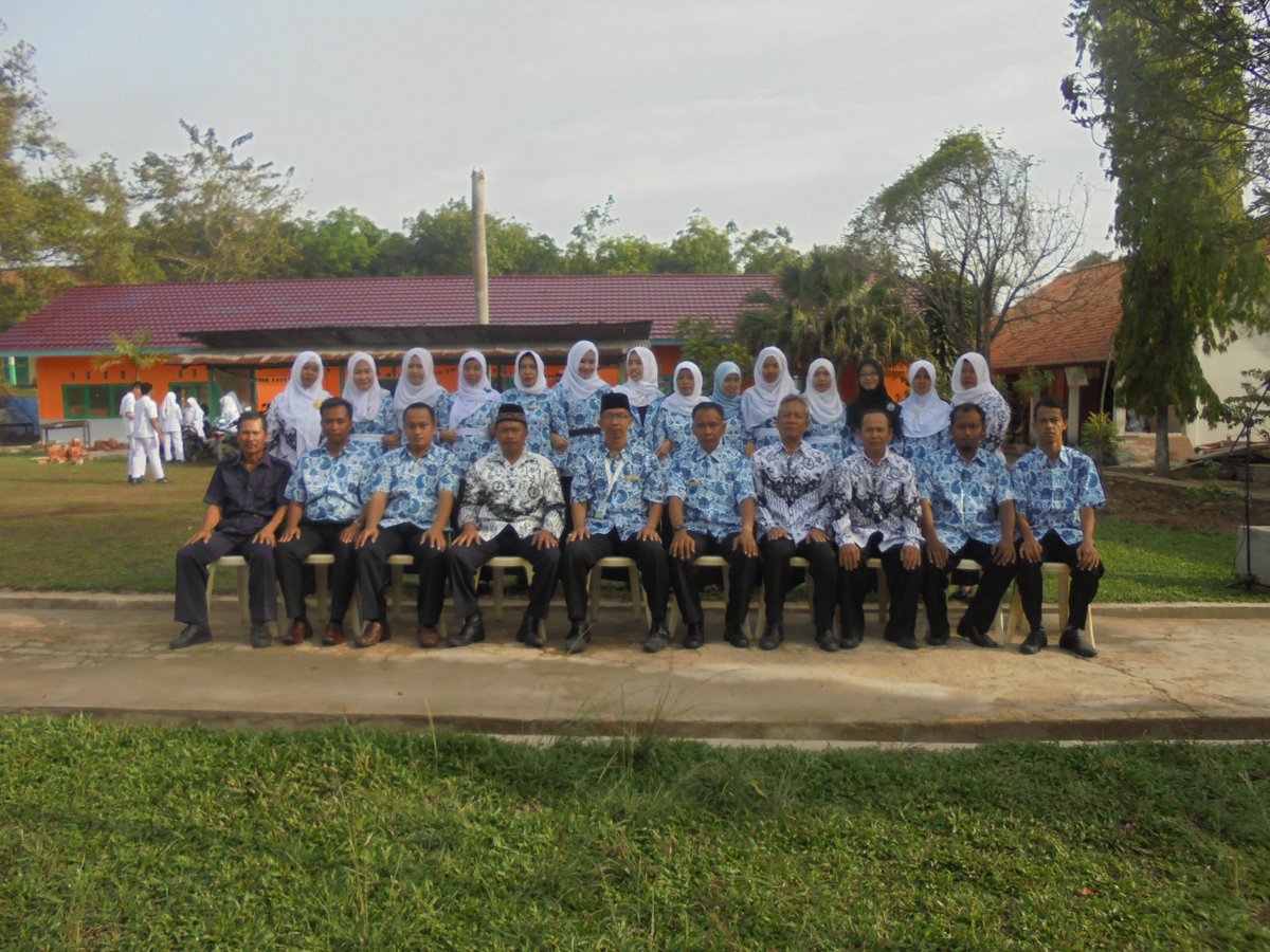 ipmmuhprabu's tweet photo. Guru dan Staff SMK Muhammadiyah Prabumulih #RantingSMKMuhprabu #PGRI70 #November2015 https://t.co/r9cR8HbKPI