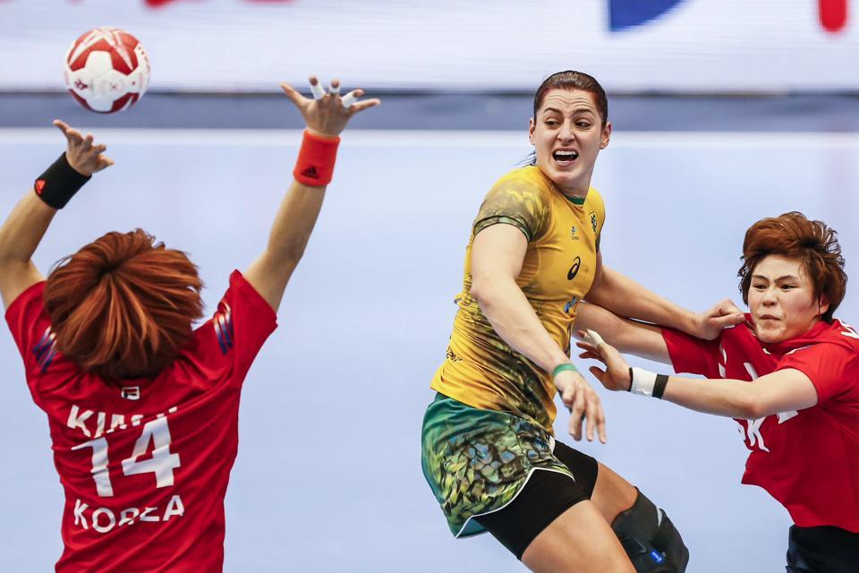 dois_min's tweet photo. O mundial começou e o teste cardíaco também! #Din2015 #RaçaBrasil #Guerreiras https://t.co/gCwh4oKwPl https://t.co/d5TvLghcSo