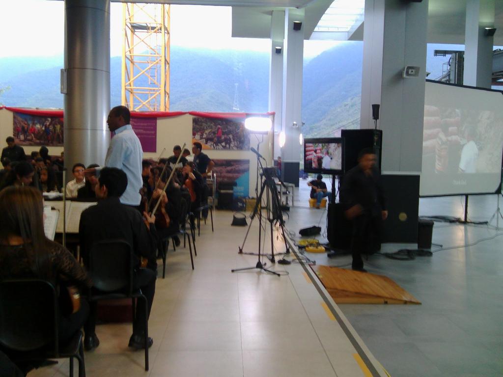 Con sonidos navideños visitantes de <a href="/Mukumbari/">Mukumbarí</a> acompañan la programación del encendido de la Cruz de La Montaña