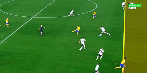 marca's tweet photo. El gol de Luis Suárez, en posición ilegal https://t.co/VLPLoDkOpK https://t.co/OzM3C7Fmna