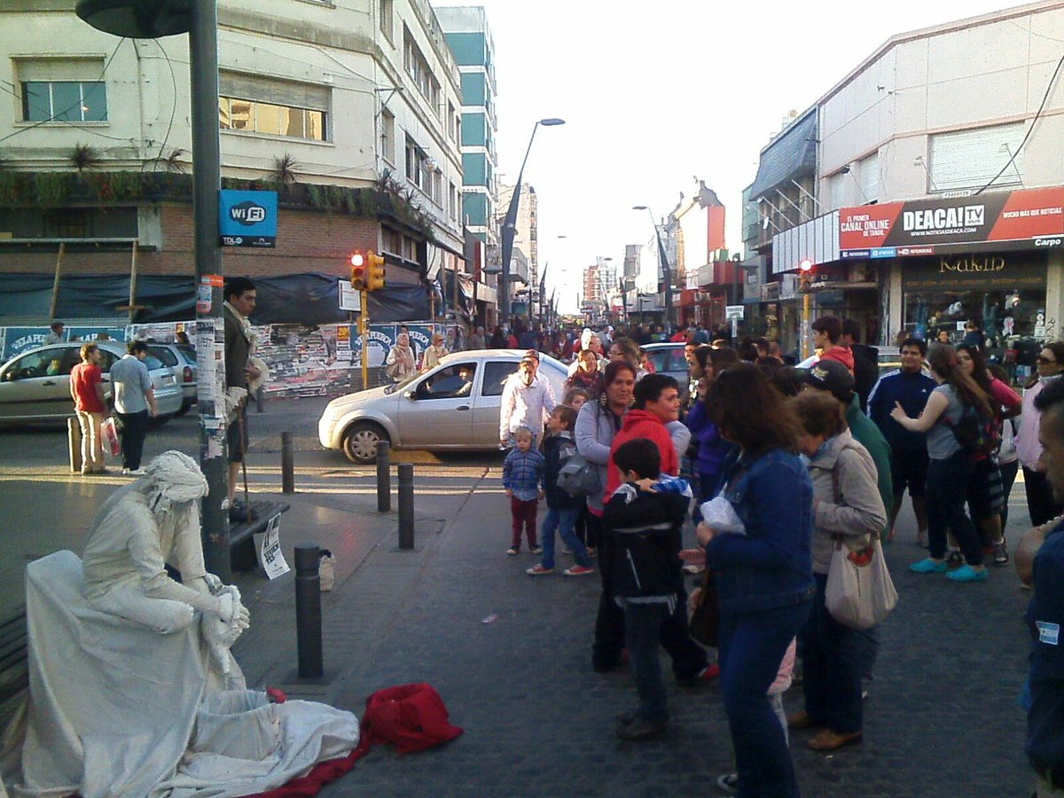FAMAtandil's tweet photo. [AHORA] Concurso de Estatuas Vivientes en la peatonal de 9 de Julio. #Tandil #FAMA2015 @CulturaTandil https://t.co/oLvUH2ouBw