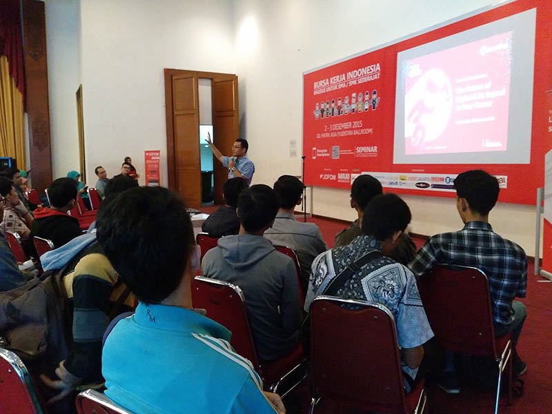 smartfrenworld's tweet photo. Tweeps, tanggal 2 Desember 2015 lalu workshop #LiveSmartCommunity hadir di Bursa Kerja Indonesia lho. #GoForIt https://t.co/WJ4fh8bRYO