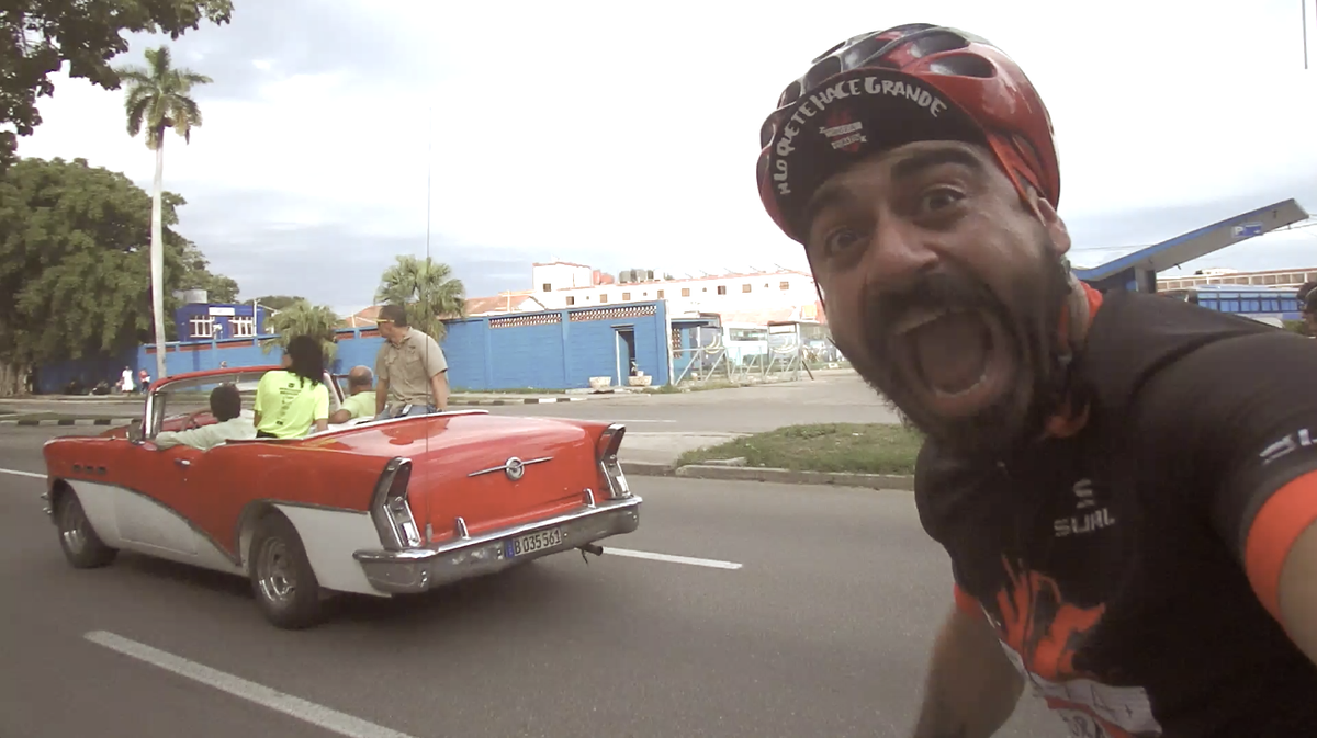 valentisanjuan's tweet photo. Señores! En media horita tendremos subido el UNBOXING CUBA! RT si hay ganas :)) Mañana 1a etapa! #SanjuanElCubano https://t.co/ikyHHAW1OE