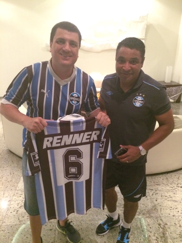 rovan_borba's tweet photo. Depois de 20 anos de espera, consegui a foto com o dono da camiseta. #GremioemJoinville #RogerMito https://t.co/KHt6piMK3c