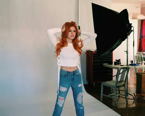 SHuntersSpain's tweet photo. Nuevas fotos bts de el nuevo shoot de Kat para la revista J-14 https://t.co/n2E0MpG2Um