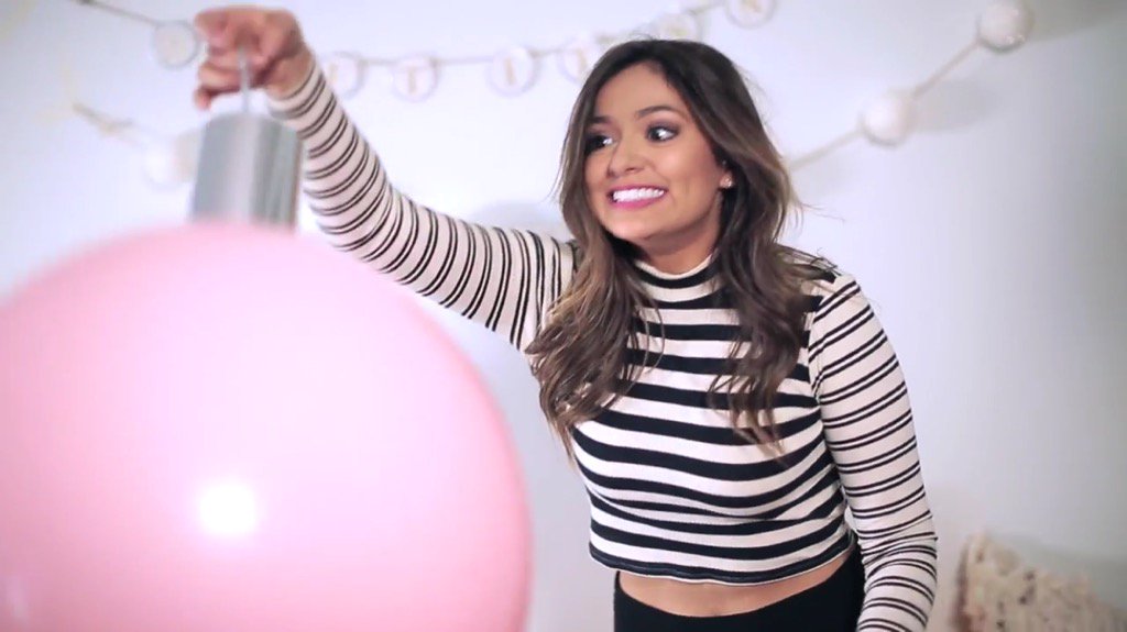 SelenaTamRocks's tweet photo. Beth uploaded a video!! *drops homework and finds laptop* @BethanyMota https://t.co/jTOwYactJj