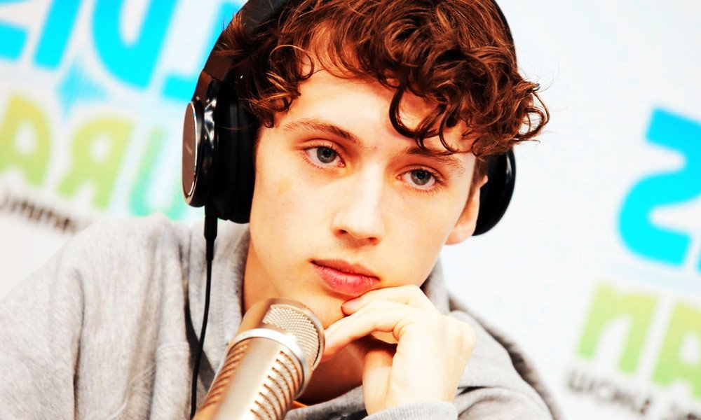 TheSuperfame's tweet photo. The Sales Predictions for Troye Sivan’s Blue Neighbourhood Are In!

https://t.co/ULxgxP23Zd https://t.co/bYWm39yEmt