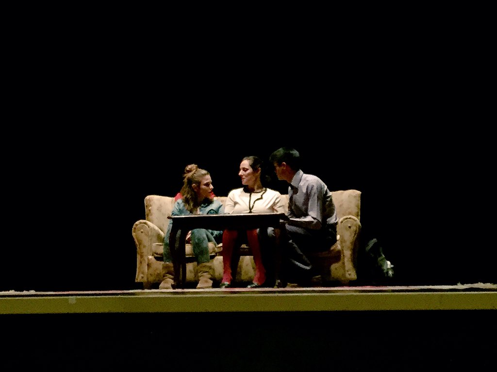 Hoy hemos disfrutado de la última función del año de Cómo Si Pasara un Tren. Pedimos al 2016 más estaciones para él!