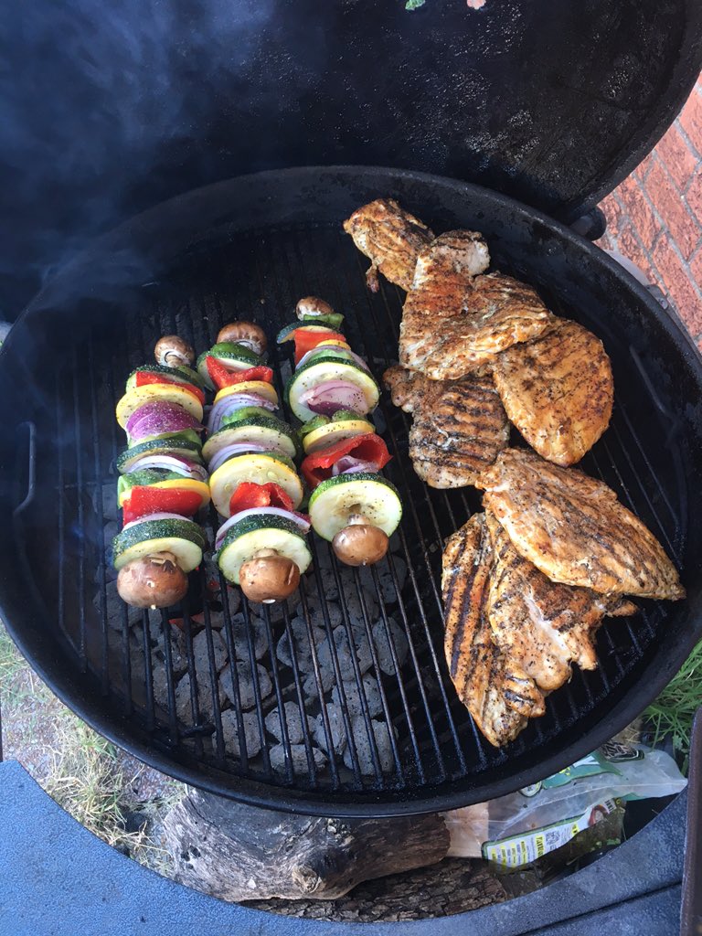 JoseEscorza2's tweet image. Chicken breasts and veggies over #Kingsford and oak wood. Makes for a good lunch. #KettleLife #TurnandBurnSmokePit