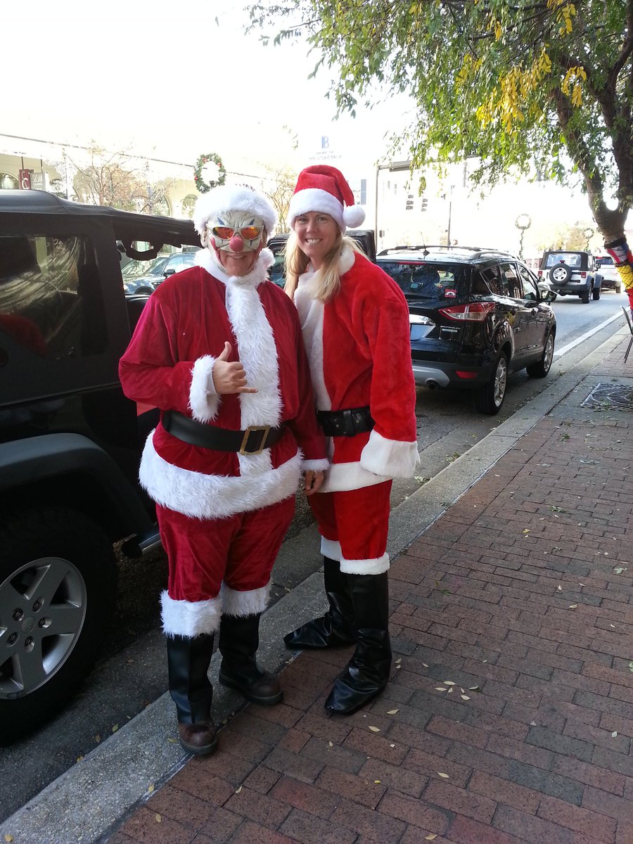 SOGOPensacolaFL's tweet photo. @ORileysIrishPub 3d Annual Santa Pub Crawl in full swing! #SOGOPcola #Pensacola #ToysForTots #DowntownPensacola https://t.co/E1qU5cbERM