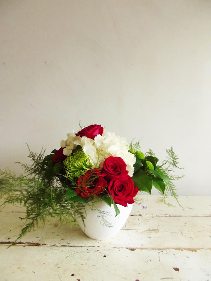 MonarchFlorists's tweet photo. Christmascolours #redflowers #modernflowers #christmasflowers https://t.co/5qUud7WiJL