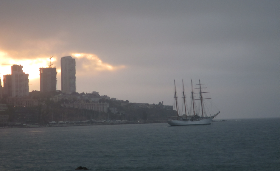 Off_Valpo's tweet photo. nubes bajas #Stratus_Cumulus al atardecer en la bahía @deConcon y buque escuela @Esmeralda_Chile fondeado a la gira https://t.co/8MAdjsPbqJ