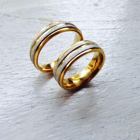Cincin titanium sepasang murah meriah,bahan stainless anti karat,bisa pesan nama didalam cincin,order 082133033999