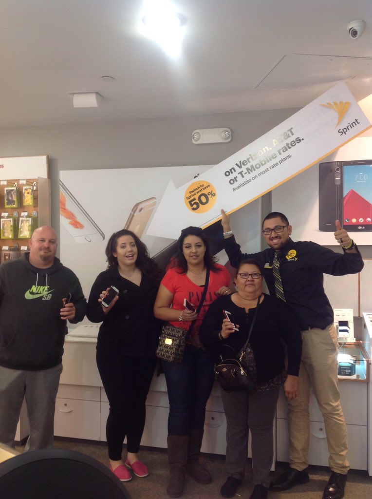 ValenciaiMobile's tweet photo. Congrats family! @ValenciaiMobile @SprintTriBeTo #save50percent #sprint https://t.co/Ux5kEG1TlM
