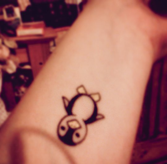 trubblester13's tweet photo. New tattoo idea to add onto my current tattoo♡♡ #tattoo #newtattoo #tattooidea #penguinpatterns #memorialtattoo https://t.co/wLxrDn4J6N