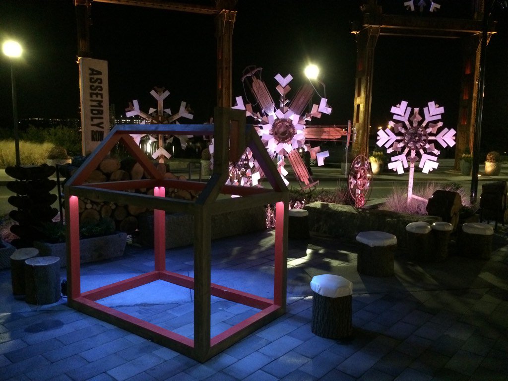 jeffgrantz's tweet photo. Some @ILLUMINUSboston crew created winter holiday installations @assemblyrow @artscouncil @SomervilleCity https://t.co/FxUS6Q8fa9