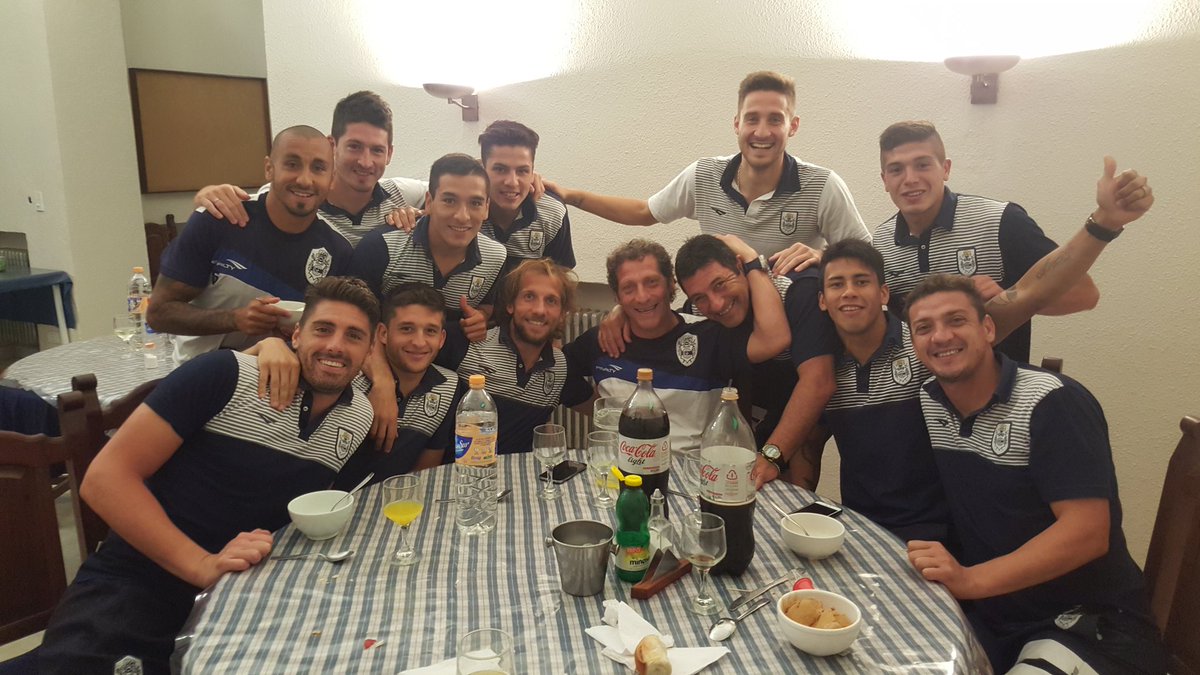 La banda de siempre !!!! <a href="/Maximeza11/">Maxi Meza</a> <a href="/oliverpbenitez/">Oliver Benitez</a> <a href="/TroglioPedro/">Pedro Troglio</a> <a href="/EzeBonifacio/">Ezequiel Bonifacio</a> @puchobarsottini