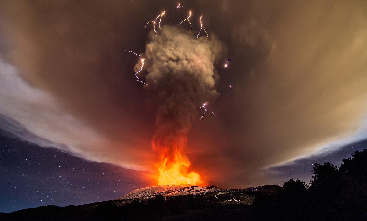 CauseWereGuys's tweet photo. The Mount Etna eruption looked insaaane https://t.co/3LHCY64mfn