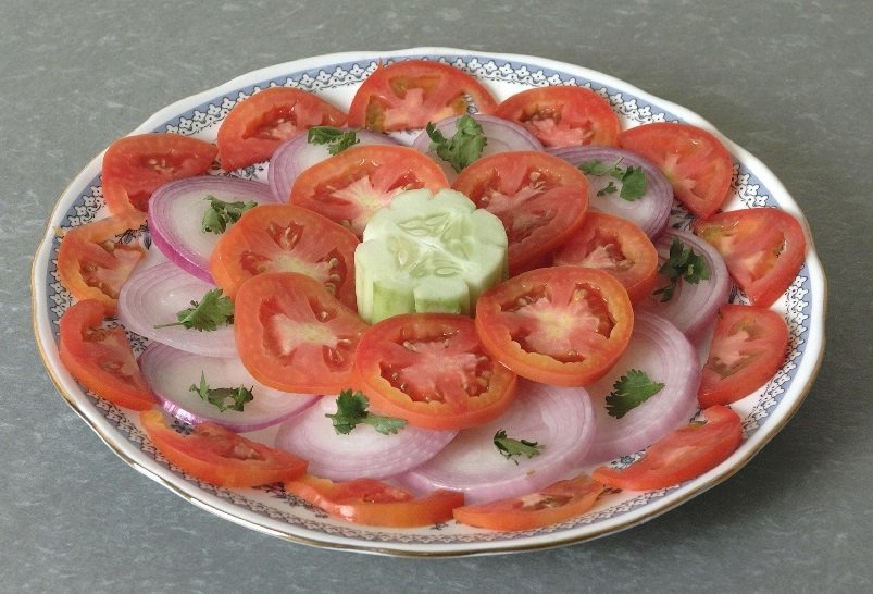 Закуска помидор огурцы быстро. Закуска помидор огурцы быстро. Салат из огурцов и помидоров. Овощной салат к шашлыку. Закуски из помидоров и огурцов.