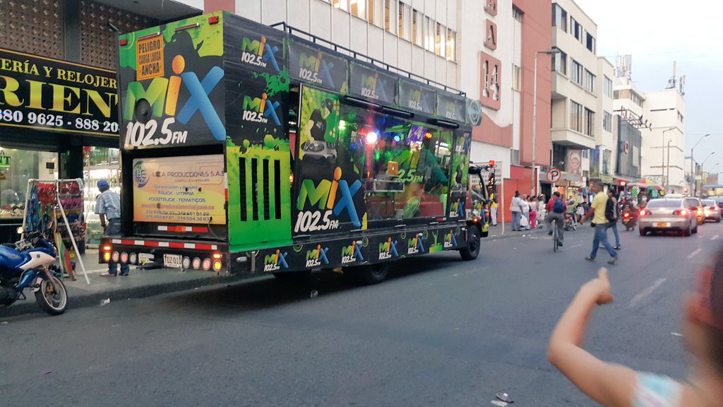 EventosCaribe's tweet photo. Ya el #supercarmix esta por toda cali con la mejor emisora de cali @mix1025fm #femixnavidad #CaliChristmas https://t.co/wTSeX5n3AJ