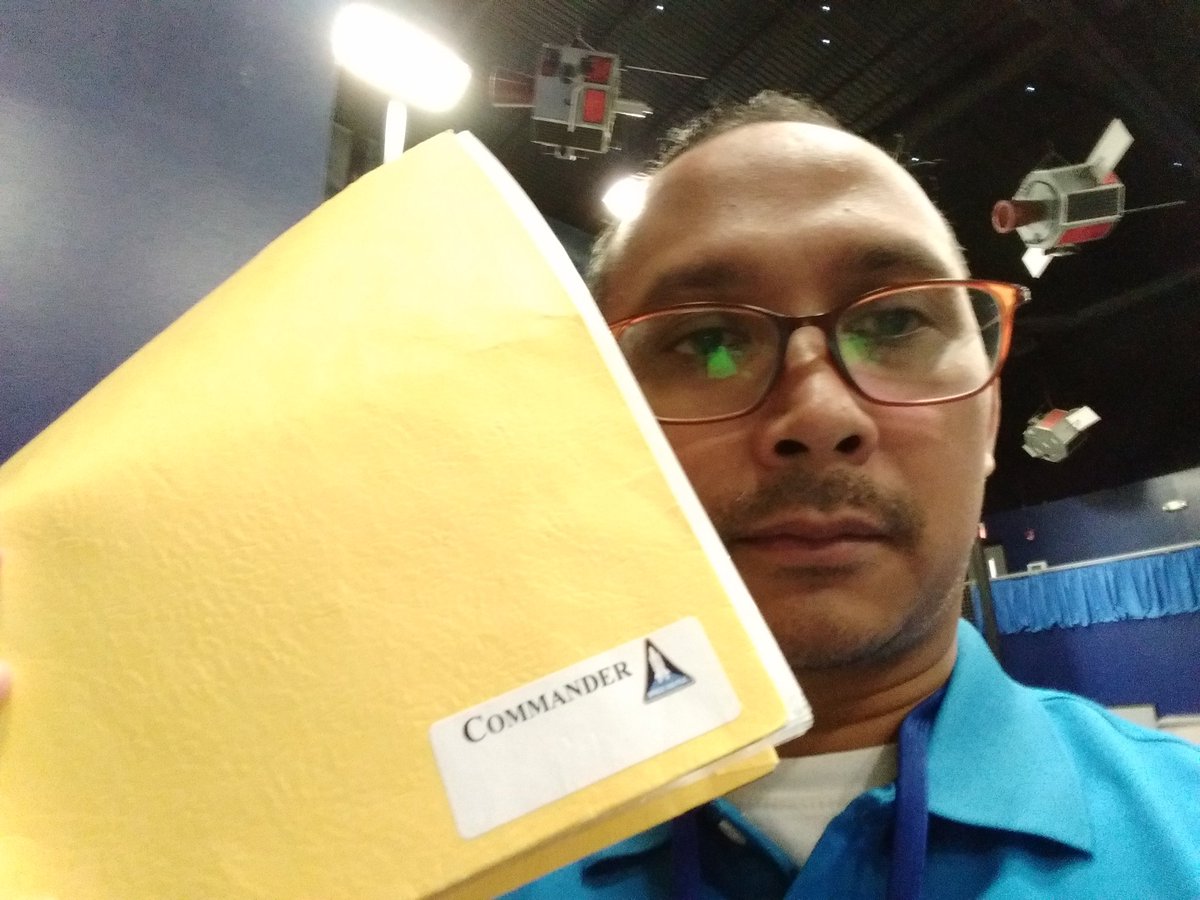 andiraa's tweet photo. Hasil evaluasi latian, gue terpilih jadi Commander. Untuk simulasi misi. Keren yak. Astronot gendud. #NASAtrip https://t.co/K8y109umUQ