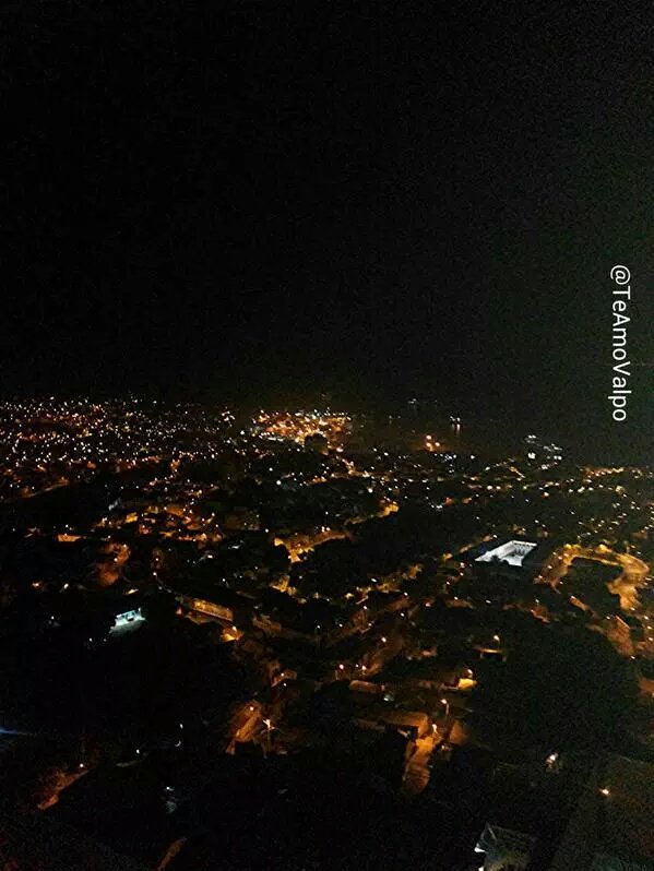 TeAmoValpo's tweet photo. Saludos @cruzjohnbryan noche de Valparaiso https://t.co/YEzaB2uJED