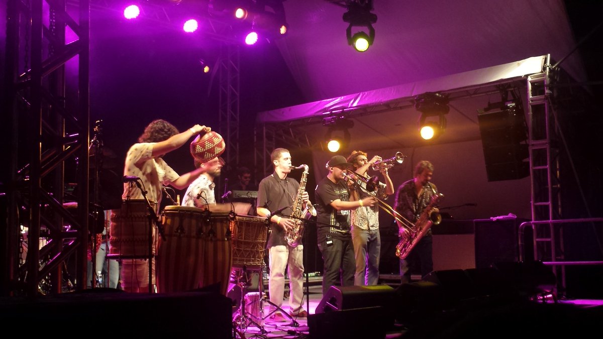 É a vez do <a href="/Bixiga70/">Bixiga 70</a> arrebentar no palco de #Sonoridades e colocar a galera pra dançar. 🎶
