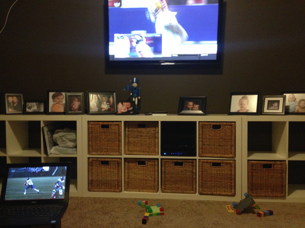 gls_82's tweet image. While the girls are away, the boys...will watch football. #2manygames