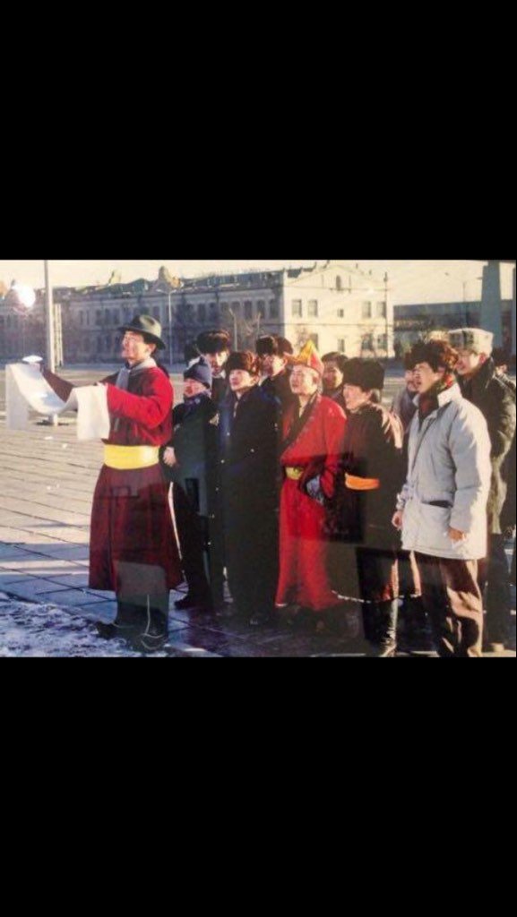 1990 оны дараа Сүхбаатар жанжины хөшөөнд хүндэтгэл үзүүлдэг байж.Зураг түүх өгүүлнэ, амьдрал баян шүү-гэдэг зураг