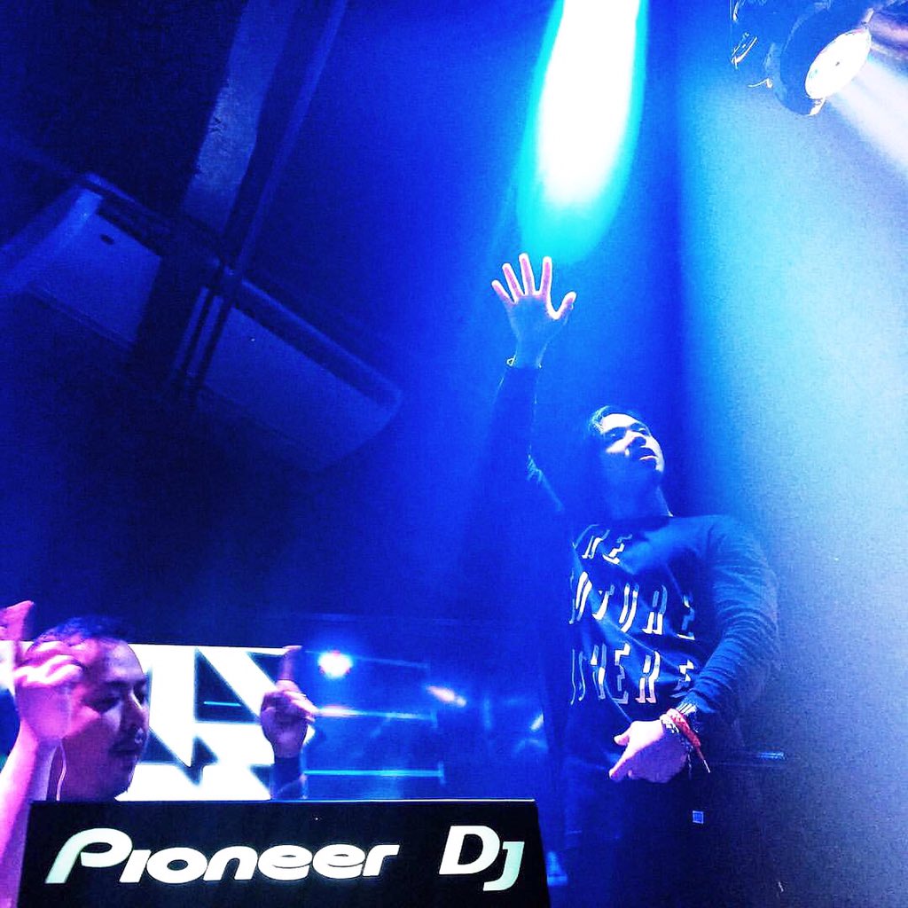 IamVictorPring's tweet photo. Put your hands up like the ceiling can't hold us @travismonsod 🙌🏻 #iampioneerDJ #cuervoDJ #CUERVOMC #TeamSneakPEEK https://t.co/EcWGeLhoP5