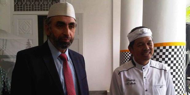 usembassyjkt's tweet photo. Imam besar Masjid #WashingtonDC kunjungi #Purwakarta utk ceritakan kehidupan #IslamAS. https://t.co/HK5ZkbGXzN https://t.co/mI7HHpEzgh