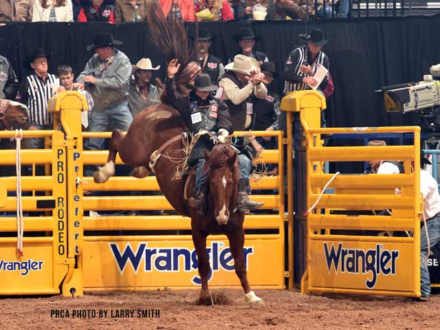 .@ClintLaye jumped to 6th in the world after a 2nd place finish tonight.
More: goo.gl/7zE4UY
#WranglerNFR