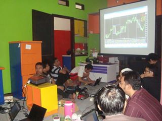 Diskusi materi semalam,,meski Market OFF ttp antusias smpe jam 3 subuh