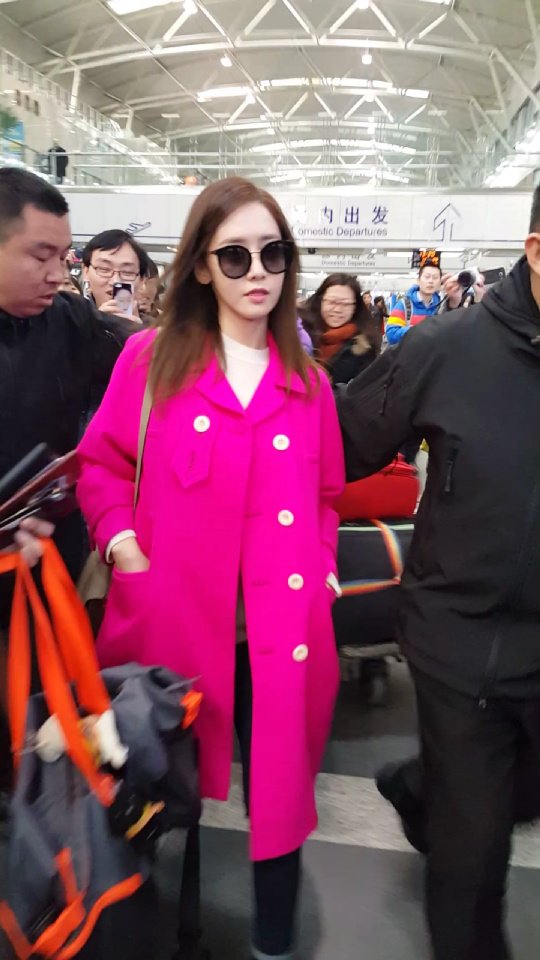 [PIC][06-12-2015]YoonA trở về Hàn Quốc vào chiều nay CVhT2yAUYAApwaJ