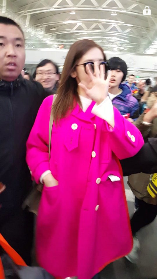 [PIC][06-12-2015]YoonA trở về Hàn Quốc vào chiều nay CVhT35gVEAAfAl-