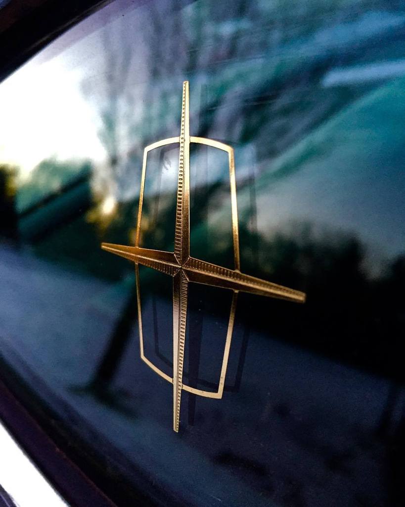 oldcar_photo's tweet photo. What a luxury car should be #lincoln #lincolntowncar #lincolncontinental #460bigblock #oldcar #instacar #instagood … https://t.co/fCqpLxFm6M