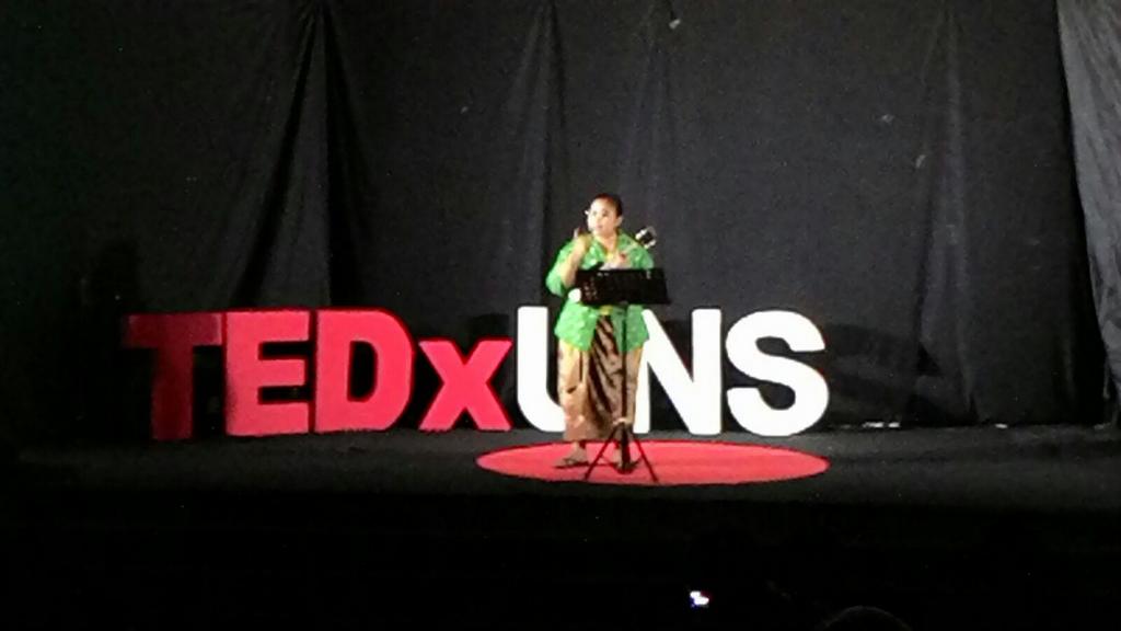 Tanah ku yang ku cintai engkau ku hargai *sing a song with <a href="/Endah_Laras/">Endah Laras</a>