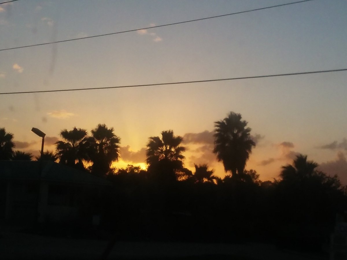 NotaDemocratBF's tweet photo. Good evening...a Florida sunrise #Florida #sunrise #USA #sunrisesoftwitter #autumnskiss #autumn2015 https://t.co/Fa4j4yhSNK