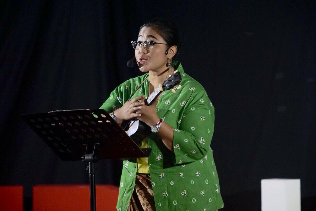 "Ayo ngguyu hahaha" suara merdu <a href="/Endah_Laras/">Endah Laras</a> sang pelantun lagu keroncong membuat acara TEDxUNS semakin seru