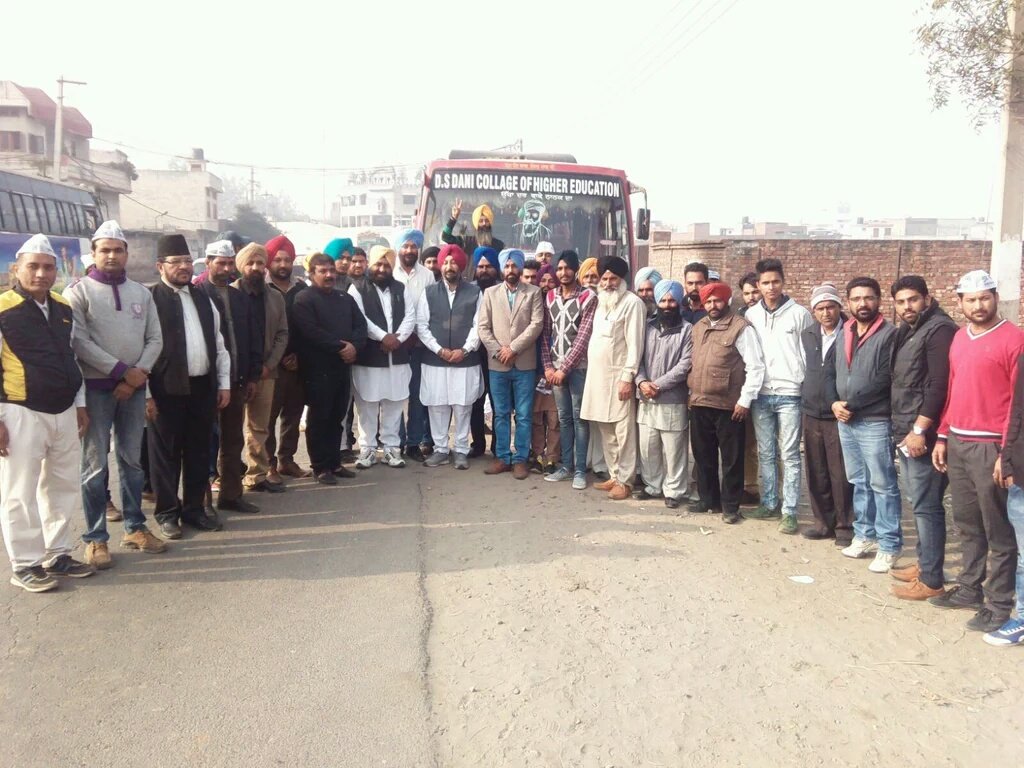 Thousands and thousands of such groups of Punjabi youth join the movement against the Badals corruption #AAPInquilab