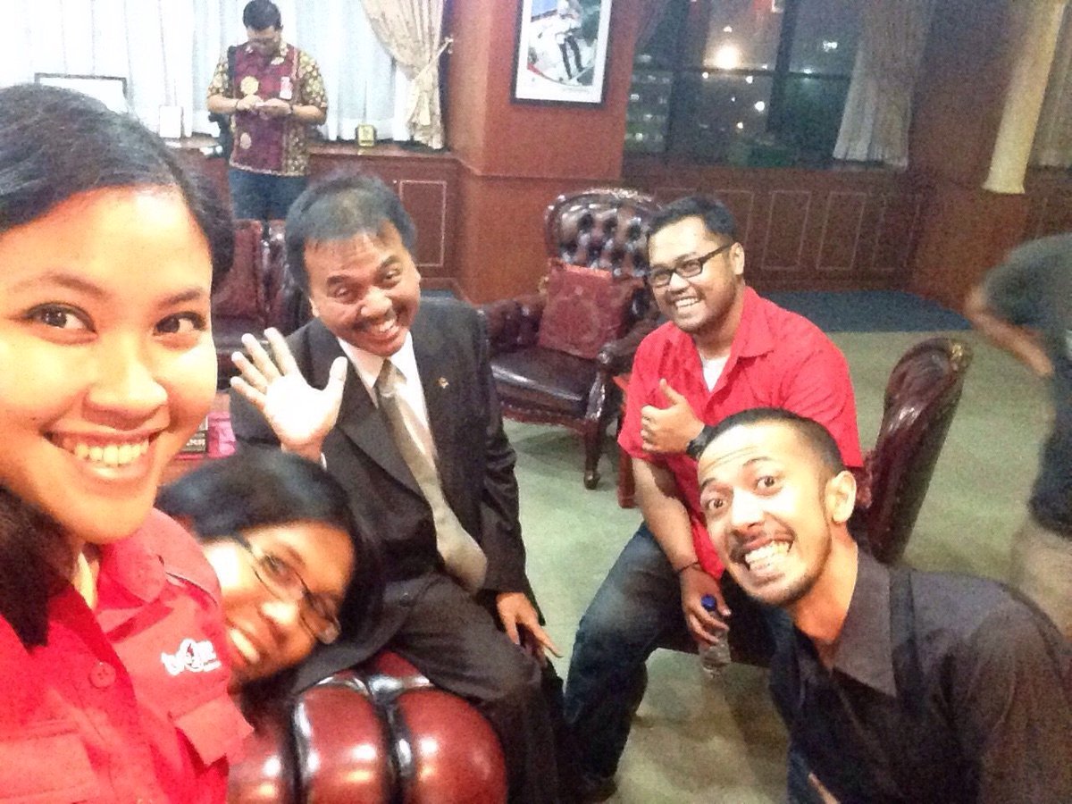 With pak roy suryo cc: <a href="/vikrirasta/">Vikri Rahmat</a> <a href="/Nano_XXXL/">Noz</a> <a href="/Dindi_12/">Dindi Tartika Amanda</a> <a href="/Ginaylnd/">Gina Yolanda</a> 
#arsiplaincerita