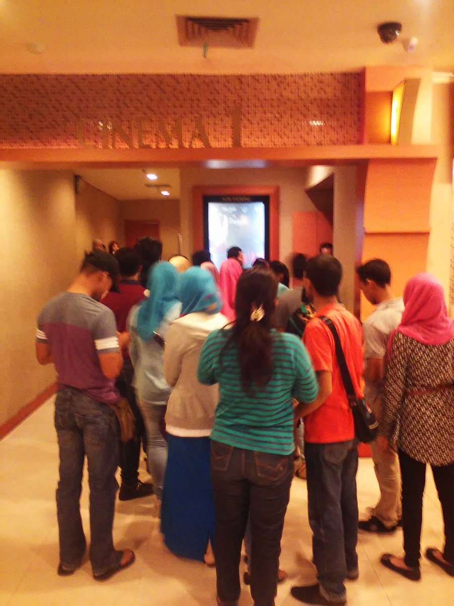 Kita mash di Theater 1 Mall Panakukkang Cinema21. Jam 15:45 sudh Masuk. Siap diTiup sama Dg.Kulle.