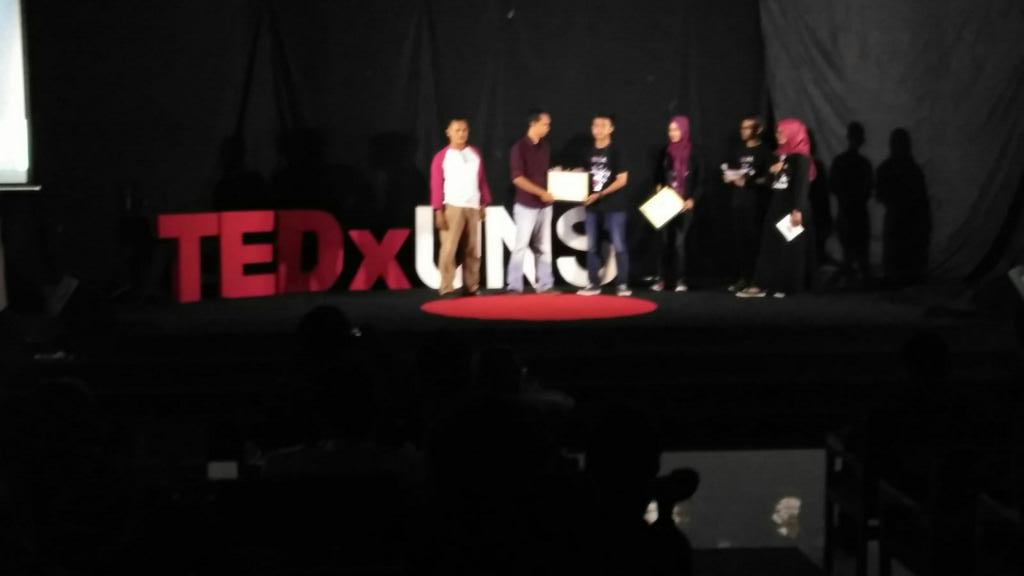 Penyerahan vandel kepada Arfian #TEDxUNSSymphonyofIdeas