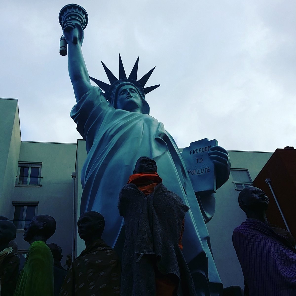 PlayStaFou's tweet photo. #FreedomToPollute #Montreuil https://t.co/qdKbg2WjzL