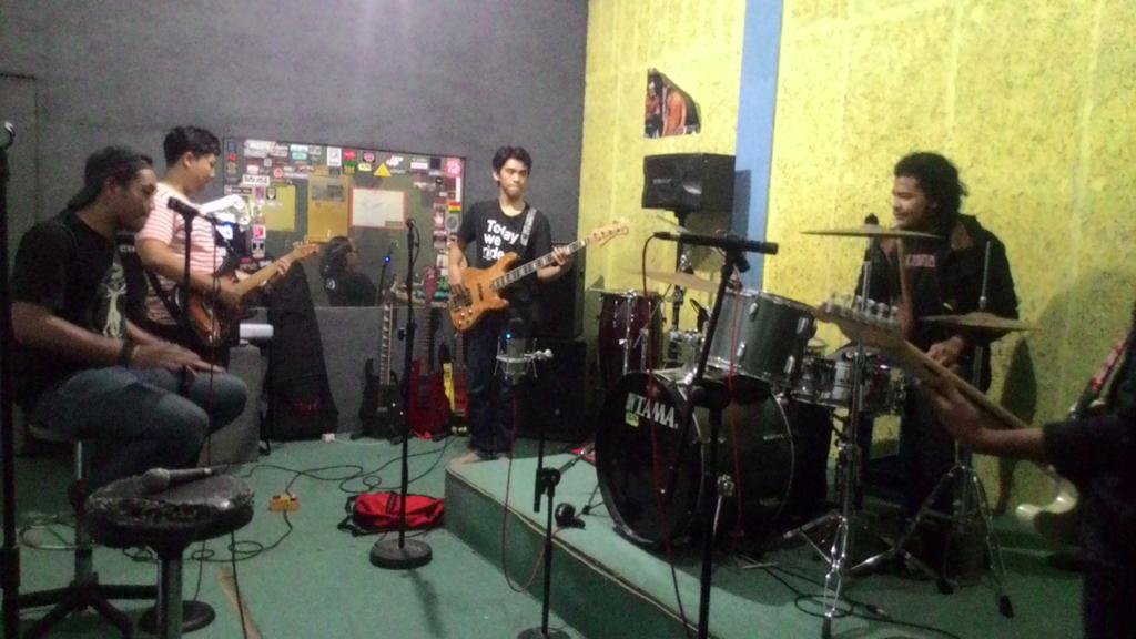nomajorlabel's tweet photo. #MUTERIN EASTERN LIQUOR STORE with BIARKAN AKU #JAMMINGGoesToStudio
@HBFISIPUB https://t.co/gZyndNIzHS